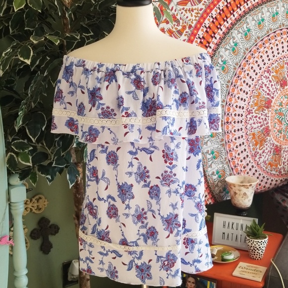 Signature Studio Tops - 🌻Signature Studio off the shoulder blouse